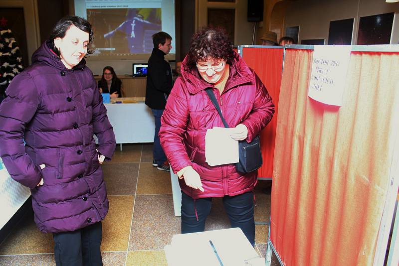 Volili pod hvězdami. Na méně tradičním místě volila část obyvatel Valašského Meziříčí. Své hlasy pro nového prezidenta odevzdávali do hlasovací schránky v místní hvězdárně.