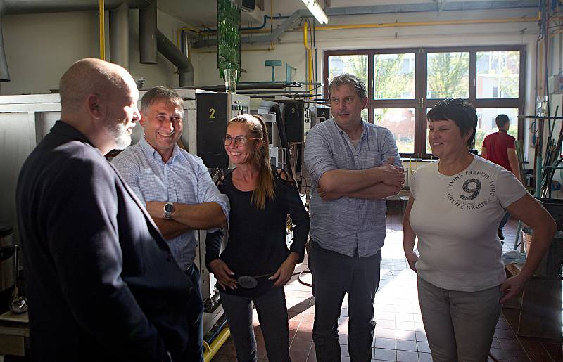 Odlévání rukou studenských vůdců sametové revoluce v Gottwaldově.