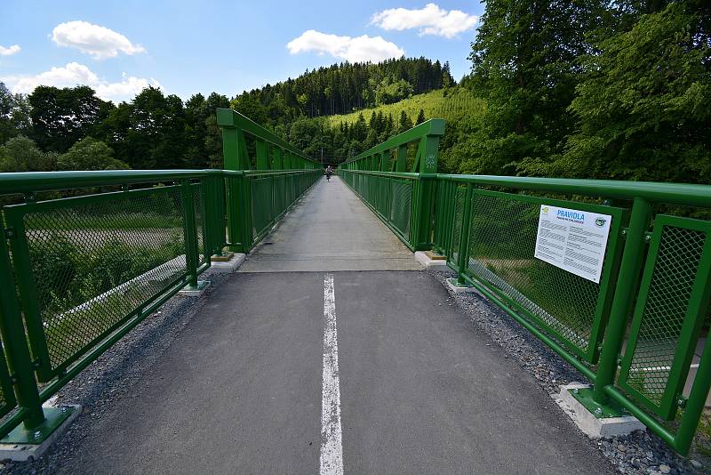 I. etapa cyklostezky Bevlava vede ze Vsetína přes Ústí, Leskovec, Valašskou Polanku do Lužné. Most přes Bečvu, kde začíná cyklostezka č. 57 Bevlava, 10.6.2021.