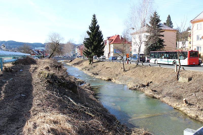 Dolní tok Jasenického potoka prochází rekonstrukcí koryta. Stavební firma, která práce provádí, vykácela část pozemků kolem toku bez povolení.