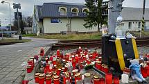 Nedaleko místa tragické nehody ve Valašském Meziříčí, kde 18.11. vlak srazil dva chlapce, vzniklo pietní místo, kam lidé přinášejí svíčky a vzkazy. 21.listopadu 2021