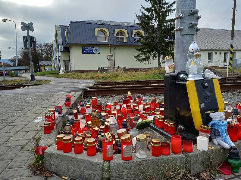 Nedaleko místa tragické nehody ve Valašském Meziříčí, kde 18.11. vlak srazil dva chlapce, vzniklo pietní místo, kam lidé přinášejí svíčky a vzkazy. 21.listopadu 2021