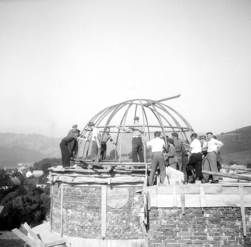 Usazení kovové konstrukce kopule na hrubou stavbu hvězdárny v létě roku 1949.