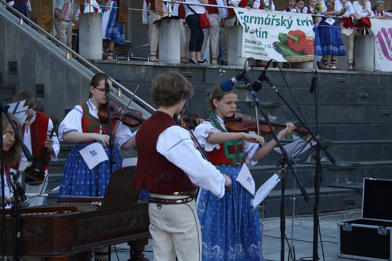 Na tradičních oslavách jara, stavění májky, vystoupily i folklorní soubory Jasénka, Malá Jasénka a Jasénčanky