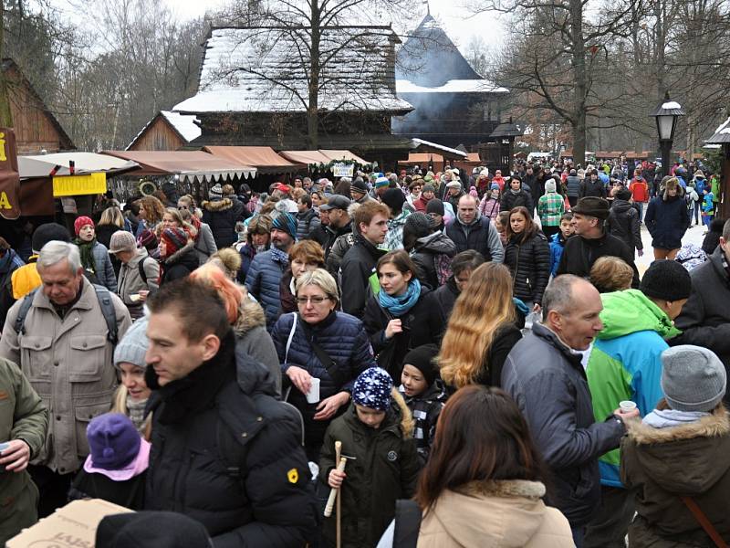 Tradiční Vánoční jarmark v Dřevěném městečku Valašského muzea v přírodě v Rožnově pod Radhoštěm; sobota 10. prosince 2016 