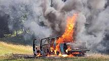 Hasiči likvidují požár osobního automobilu ve Velkých Karlovicích, místní části Malé Karlovice; úterý 9. srpna 2022