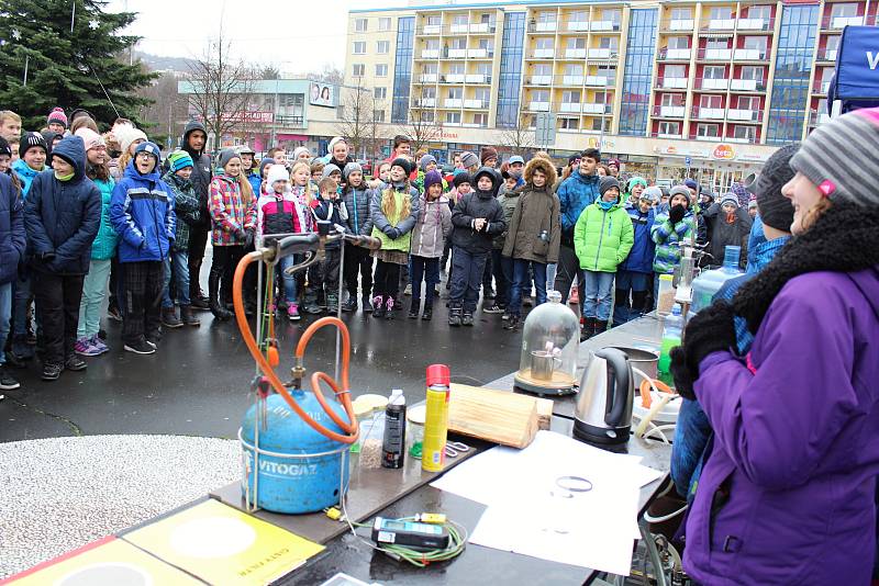 Atraktivní forma výuky zaujala žáky základních i středních škol na osvětové kampani Den s čistým ovzduším. Na náměstí Svobody ve Vsetíně lákaly ve středu 29. listopadu 2017 nejvíce praktické ukázky.