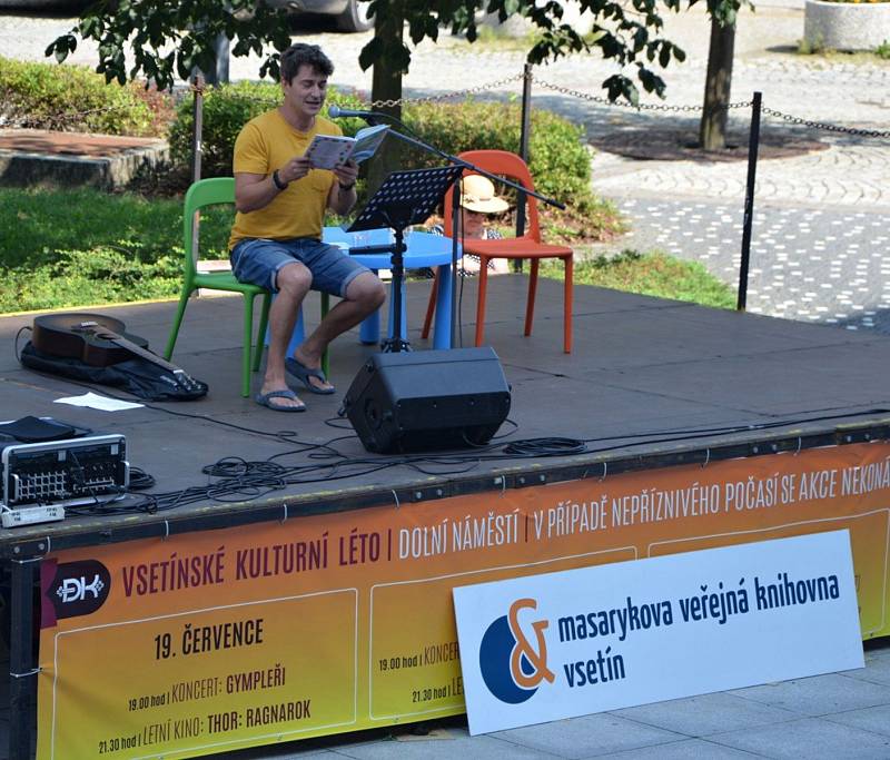 První srpnové pondělí 2018 zavítal do Vsetína herec a muzikant Saša Rašilov. Na Dolním náměstí četl a zpíval dětem na akci, kterou Masarykova veřejná knihovna nazvala Letní prázdninové čtení