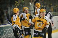 Vsetínští hokejisté (žluté dresy) v prvním semifinále Chance ligy přivítali Duklu Jihlava.