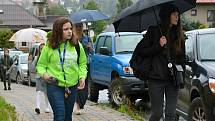 Školáky ze vsetínské Základní školy Rokytnice při jejich cestě do školy 1. září 2020 provázel déšť.