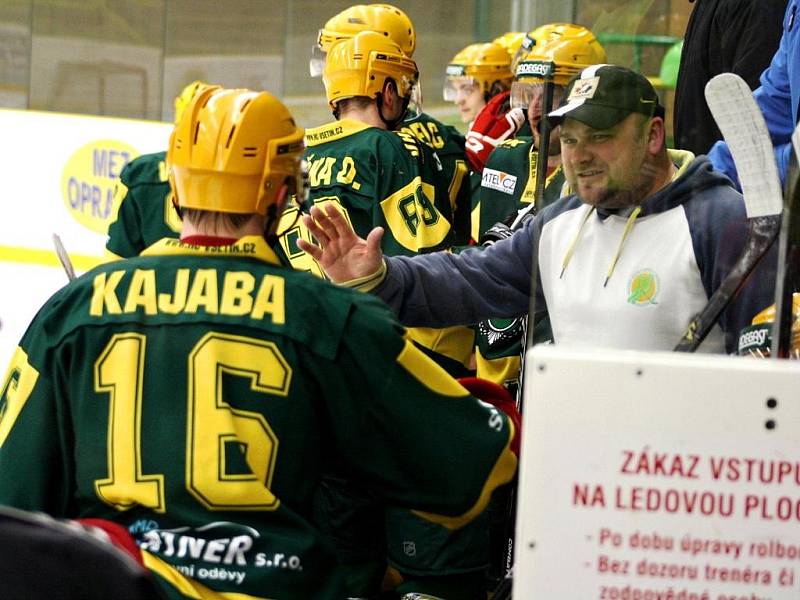 Čtvrté čtvrtfinále play off: Vsetín (zelené dresy) – Prostějov.