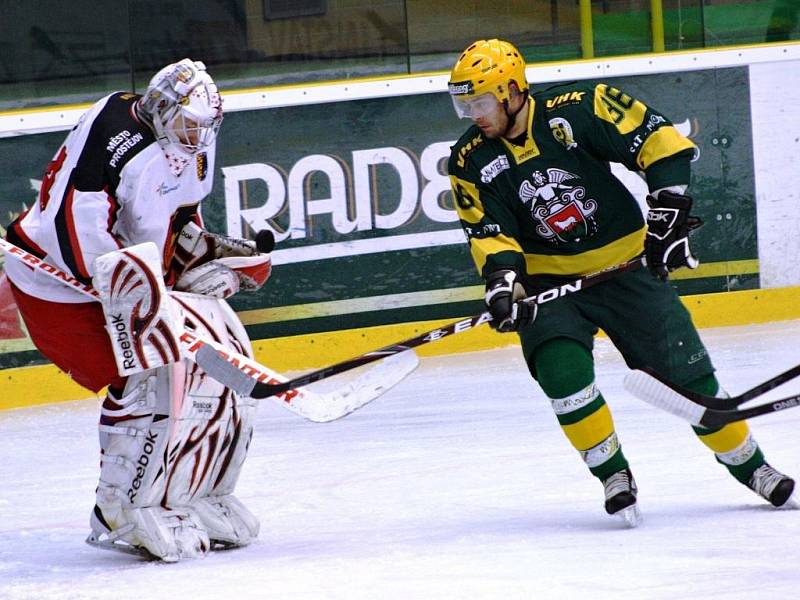 Čtvrté čtvrtfinále play off: Vsetín (zelené dresy) – Prostějov.