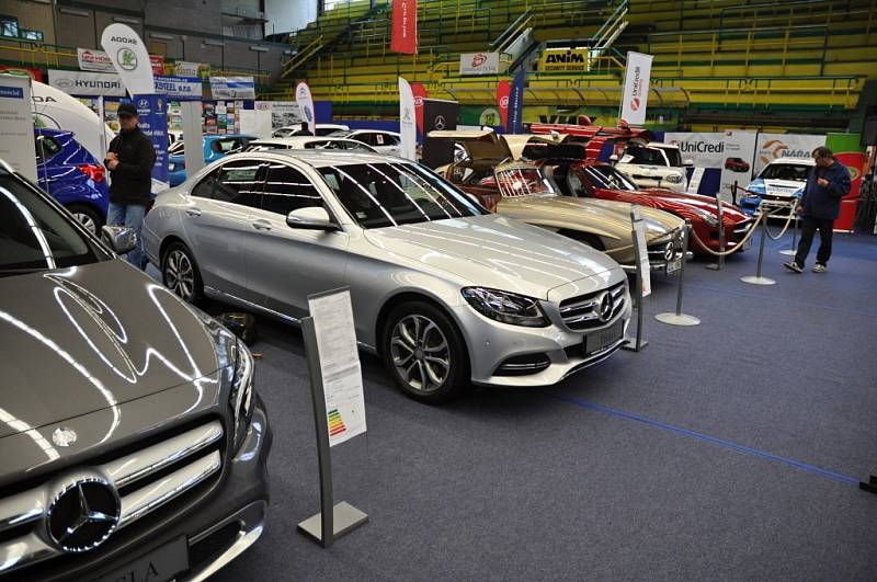 20. Valašský autosalon na zimním stadionu Na Lapači ve Vsetíně, den první, pátek 16. května 2014.