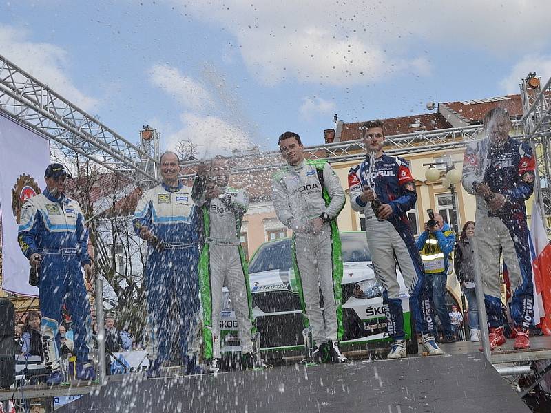 Úřadující domácí šampion Jan Kopecký ovládl stylem start - cíl úvodní podnik TrueCam MČR v Rally - 36.Janča Valašská Rally Valmez 2017. Druhého v cíli Václava Pecha porazil o více než minutu.