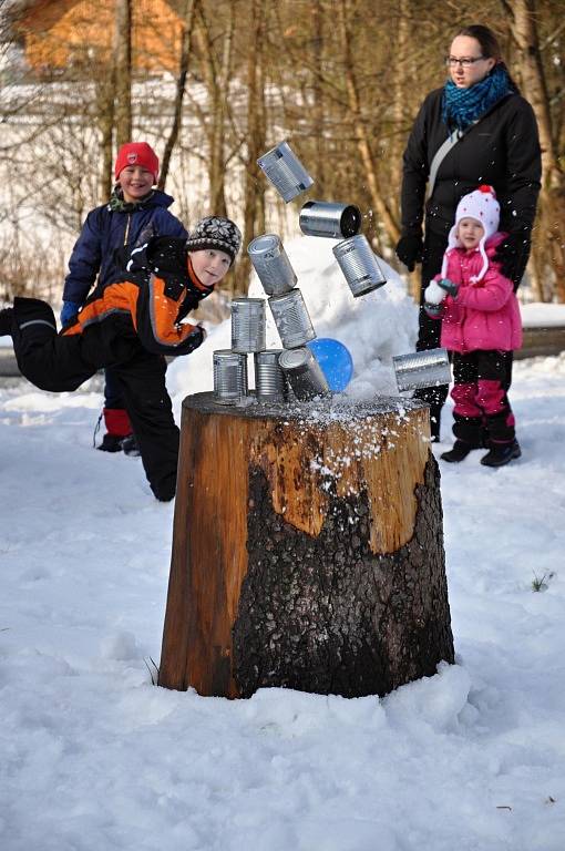 Členové sdružení Dědictví Velkých Karlovic uspořádali v sobotu 30. ledna 2016 zábavný den pro rodiny s dětmi. Hlavním bodem programu bylo tvoření soch ze sněhu.