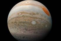 Planeta Jupiter jak ji vidí sonda Juno.