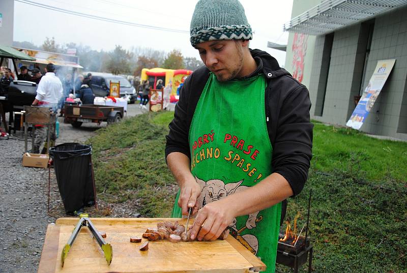 Druhého ročníku Klobáskobraní v Muzeu řeznictví ve Valašském Meziříčí se v sobotu 21. října 2017 účastnilo třináct amatérských řezníků. Po roce opět zvítězil Jiří Dobiáš z Trojanovic.