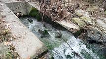 Výpusť, z níž do řeky Bečvy unikly neznámé látky; pátek 27. listopadu 2020