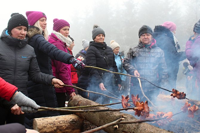Tradiční setkání u rozhledny na Vartovni mezi Seninkou a Liptálem se uskutečnilo v neděli 30. prosince 2018. I přes mlhavé počasí si ho nenechaly ujít stovky lidí.