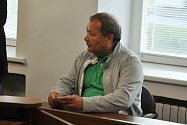 Obžalovaný Pavel Pryszcz z Karviné u Okresního soudu ve Vsetíně (úterý 10. září 2019). Obžaloba jej viní z obecného ohrožení z nedbalosti. V roce 2007 měl zanedbat opravu komína chaty Libušín, což mělo po letech (v roce 2014) za následek ničivý požár.