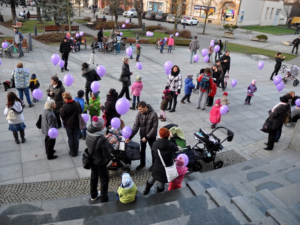 Valašský deník | Rekord ve Vsetíně: vypustili 110 balónků s přáním |  fotogalerie