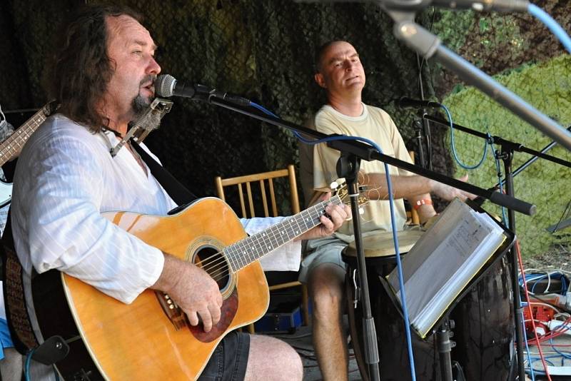 Účinkující a diváci 18. ročníku hudebního festivalu Amfolkfest v osadě Pulčín u Francovy Lhoty.