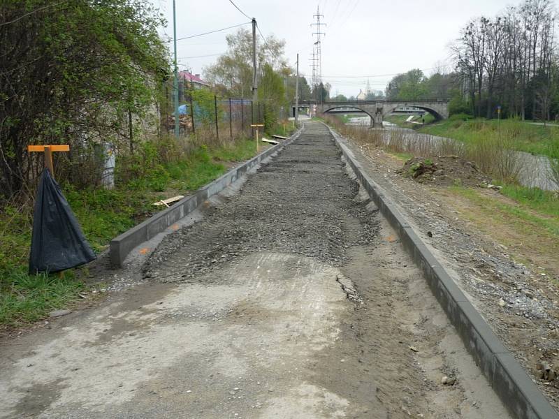 Dělníci pracují na stavbě čtyřkilometrové cyklostezky, která spojí Valašské Meziříčí s městskou částí Juřinka. Hotová bude v září 2014. 