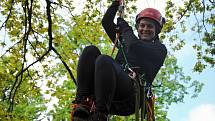 Halina Lisztwan z třinecké radnice zkouší v pátek 17. května 2019 v zámeckém parku v Lešné u Valašského Meziříčí pod vedením zkušených arboristů horolezecké vybavení a výstup do koruny stromu.