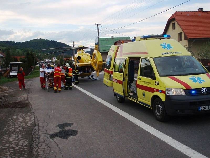 Při těžké dopravní nehodě v Lidečku byl zraněn motorkář.