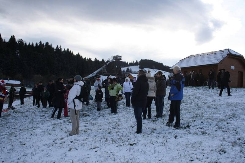 Patnáctka otužilců se na Štěpána rozhodla ponořit se do vod přírodního koupaliště Na Stanoch, teplota vzduchu nula a vody 3,4°C. 