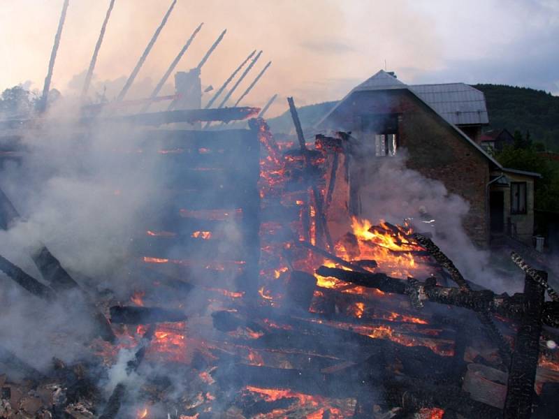 Rozsáhlý požár rodinného domu v obci Lužná