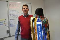 Ratiboř - starosta obce Martin Žabčík s putovním kloboukem pro vítěze krajského kola soutěže Vesnice roku.