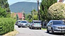 Policisté zasahují ve středu 3. srpna 2022 u rodinného domu v Rožnově pod Radhoštěm, kde po střelbě zemřeli čtyři lidé