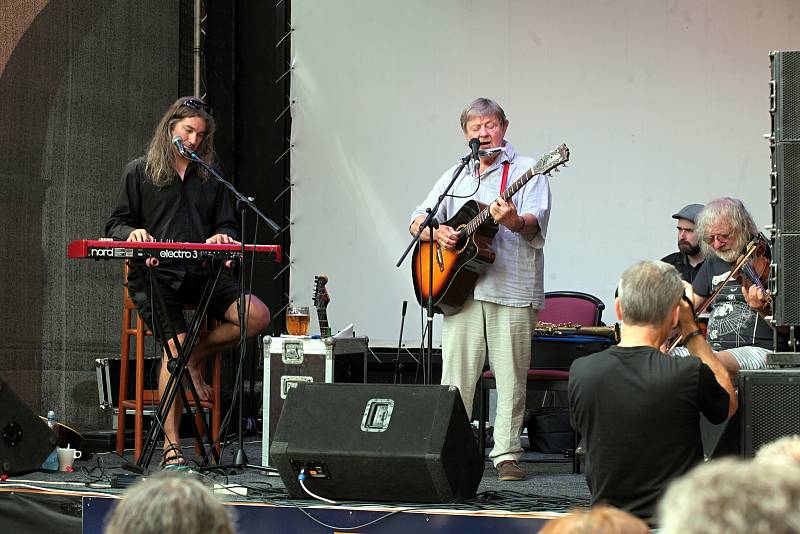 Trio Vladimír Merta & Jan Hrubý & Ondřej Fencl koncertuje koncertuje na I. nádvoří zámku Žerotínů ve Valašském Meziříčí na 39. ročníku folk-blues-beat festivalu Valašský špalíček; sobota 26. června 2021