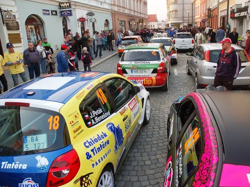 Bonver Valašská rally 2012 – start na náměstí ve Valašském Meziříčí.