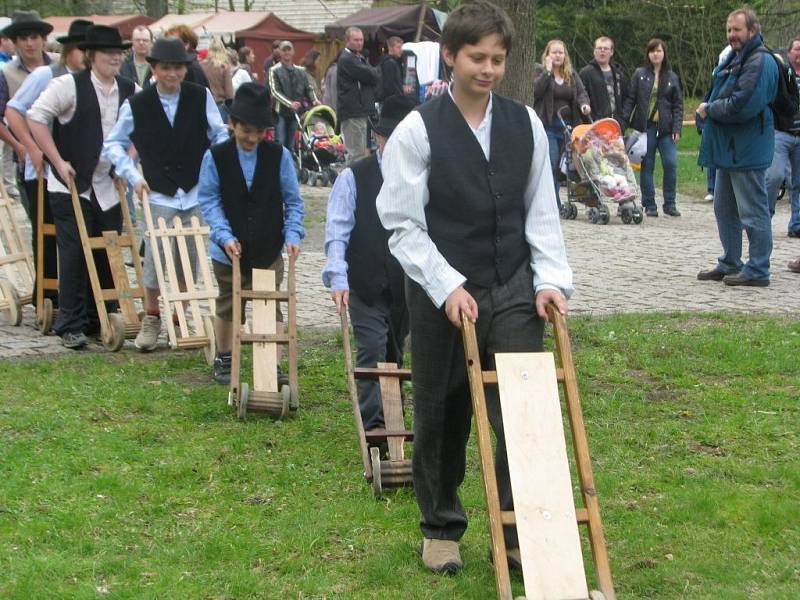 Velikonoce v Dřevěném městečku rožnovského skanzenu.