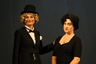 Ochotníci z Divadla v Lidovém domě zkoušení hudební drama Frau Dietrich a Madame Piaf. Hlavních rolí se zhostily Dagmar Pavloušková   (Dietrich) a Kateřina Mrlinová (Piaf).