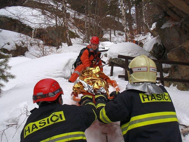 Hasiči zachraňovali muže ze skal u Pulčína.