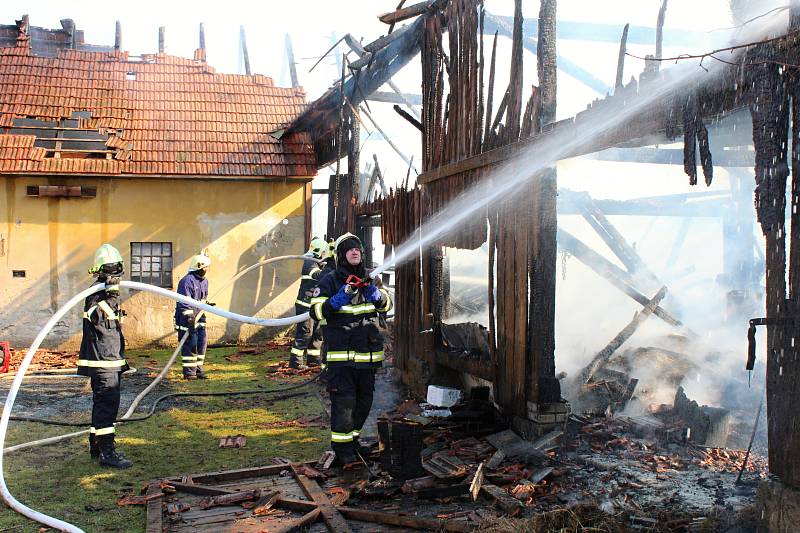 V pondělí 27. února dopoledne likvidovali hasiči požár stodoly a přilehlého domu v Hošťálkové u Vsetína.