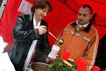 Ve Valašském Meziříčí v pátek začal vánoční jarmark. Pracovníci tamní Charity nalévali lidem adventní polévku.