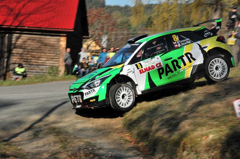 Zlínský pilot Adam Březík se spolujezdcem Ondřejem Krajčou ve voze Škoda Fabia R5 ovládl sobotní závod Rally Vsetín.