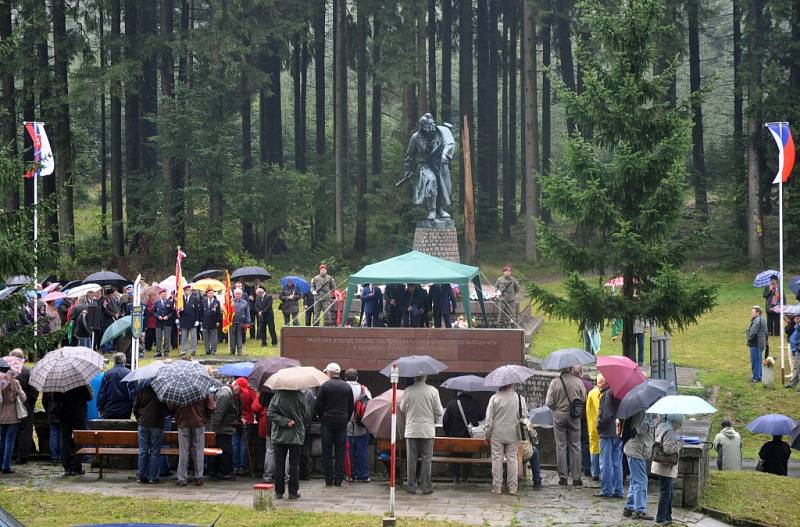 Pietní akt u příležitosti 70. výročí Slovenského národního povstání u památníku 1. čs. brigády Jana Žižky na Bumbálce na Česko-slovenském pomezí. Velké Karlovice/Makov, středa 27. srpna 2014.