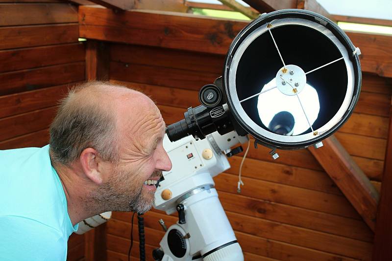 Vlastimil Musil z Ratiboře se zabývá astrofotografií. Získal Cenu Jindřicha Zemana za astrofotografii roku 2014. Malou observatoř s vybavením má na balkoně svého domu.