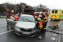 Záchranáři zasahují ve čtvrtek 13. dubna 2023 u vážné nehody tří osobních vozů v Rožnově pod Radhoštěm.