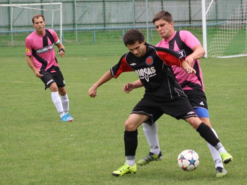 Fotbalisté Zubří B (růžové dresy) doma prohráli s Krhovou 3:4.