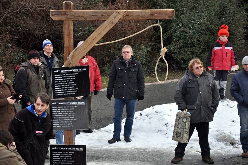 Sdružení Repelent21 protestující proti účasti zástupců KSČM v zastupitelstvu Zlínského kraje uspořádalo ve čtvrtek 7. února 2013 demonstraci před Domem kultury ve Vsetíně