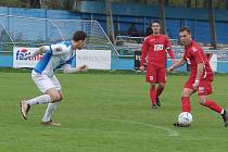 Jednoznačnou záležitostí nejlepšího celku fotbalové divize E Slavičína (v červeném) se stal duel 20. kola ve Vsetíně, kde lídr zvítězil vysoko 4:1.