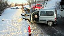 Havárie osobního auta a autobusu ve Francově Lhotě, čtvrtek 7. února 2019