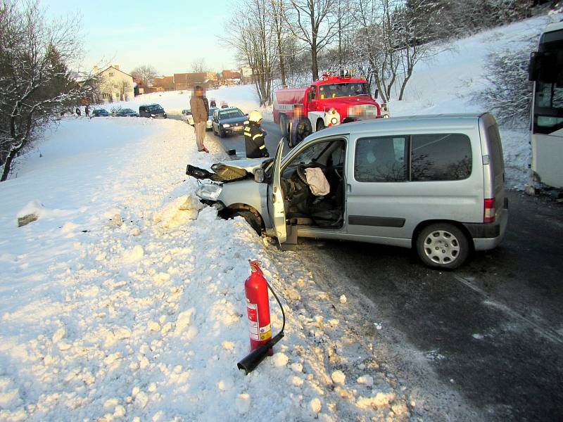 Havárie osobního auta a autobusu ve Francově Lhotě, čtvrtek 7. února 2019