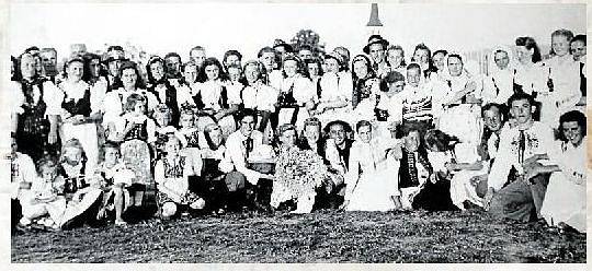 DOŽÍNKY 1945. Tradice a folklor se na Hovězí dodržovaly. Důkazem je i vznik Valašského souboru písní a tanců Ovčák, který byl založen v roce 1976. Má za sebou řadu vystoupení doma i v zahraničí. Zakládající členové dodnes vystupují jako Fortáši.